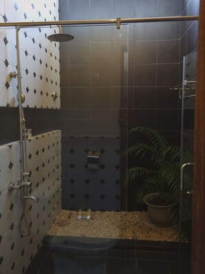 Shower, free toiletries, towels, soap - Ceda Guest House by HiveRooms (Santa Fe)