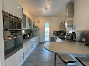 Jääkaappi, mikroaaltouuni, uuni, liesi