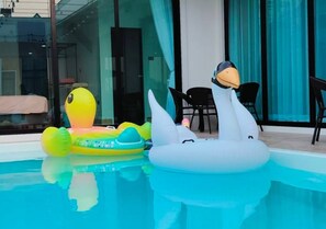 Outdoor pool, sun loungers - Anasiri Pool Villa Rayong (Rayong)