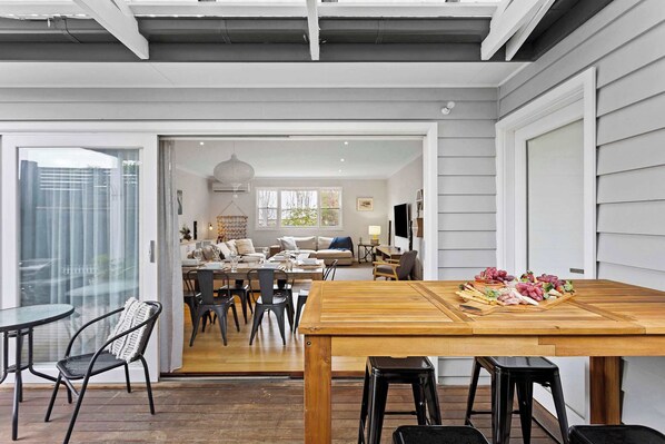 Dining - The Beach Hideaway - 500m to Beach (Capel Sound)