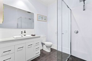 Douche, sèche-cheveux, serviettes fournies, shampoing