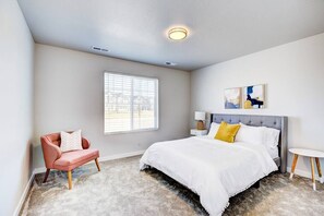 5 bedrooms, desk, iron/ironing board, travel cot - 4-BDRM HOME    Farmhouse at Grand Rapids (Meridian)