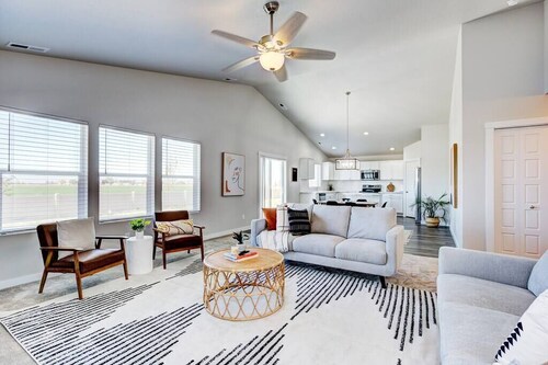 4-BDRM HOME Farmhouse at Grand Rapids