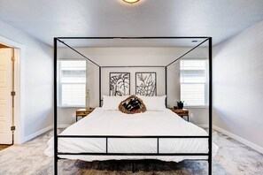 5 chambres, bureau, fer et planche à repasser, lit de bébé portatif