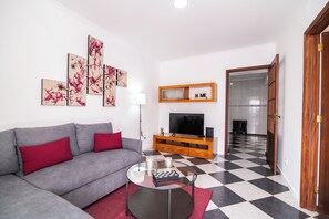 Smart TV, fireplace - Casa de Férias com Vista mar e Montanha a 5 Minutos do Centro (S.Miguel)