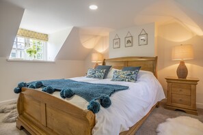 2 soverom, strykejern/-brett, reiseseng for barn og internettilgang