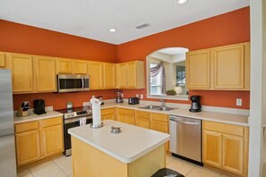 Refrigerador, microondas, placa de cocina, lavavajillas