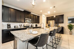 冷蔵庫、電子レンジ、オーブン、コンロ