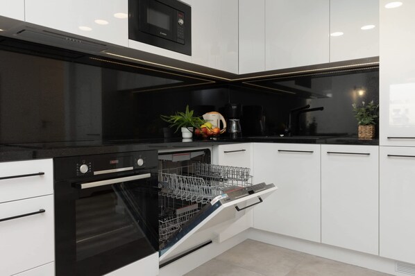 冷蔵庫、電子レンジ、オーブン、コンロ