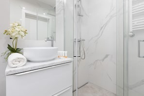 Shower, shampoo