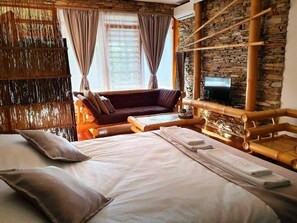 标准平房 | 客房内保险箱、办公桌、笔记本电脑工作区、隔音