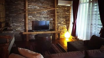 Family Bungalow | Living area | Toys, printers
