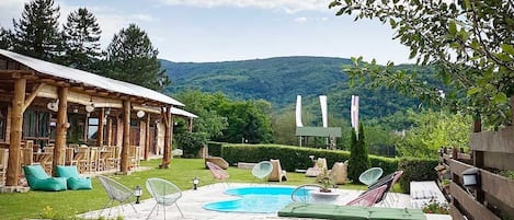 Piscine extérieure (ouverte en saison), parasols de plage