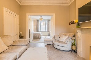 1 bedroom, iron/ironing board, travel crib, WiFi - Ground Floor 1 Bedroom Flat - Windsor By Tempstay (Berkshire)