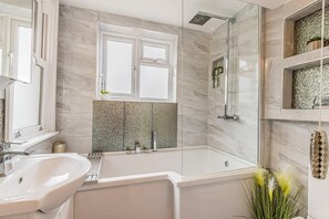 Bathtub, hair dryer, towels - Ground Floor 1 Bedroom Flat - Windsor By Tempstay (Berkshire)