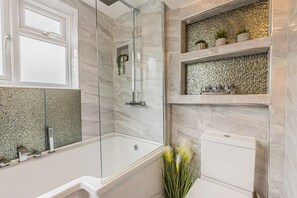 Baignoire, séchoir à cheveux, serviettes fournies