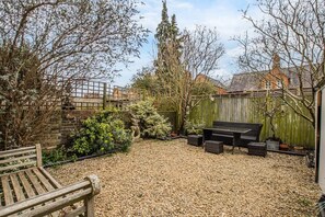 Outdoor dining - Ground Floor 1 Bedroom Flat - Windsor By Tempstay (Berkshire)