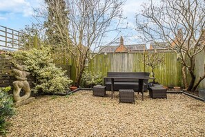 Outdoor dining - Ground Floor 1 Bedroom Flat - Windsor By Tempstay (Berkshire)