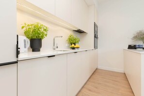 Fridge, microwave, oven, stovetop - Domaniewska 47A | Prestige Apartment | Warsaw | Parking (Warszawa)