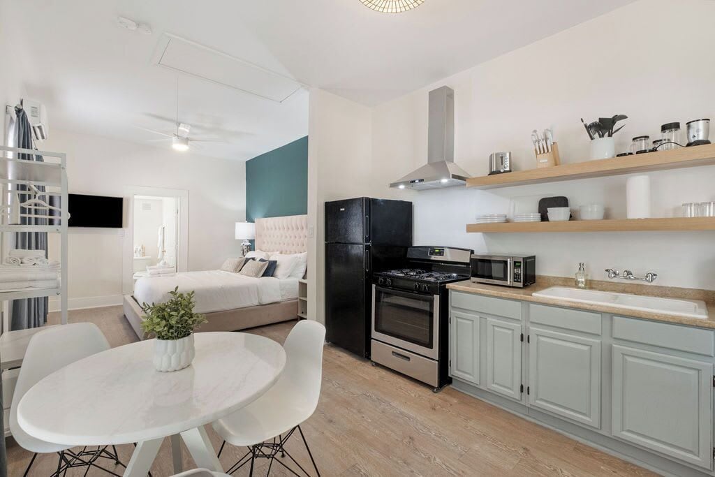 NEW! Chic Southtown Studio in PRIME location!
