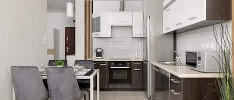 Refrigerador, microondas, horno y parrilla de estufa
