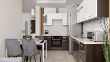 Køleskab, mikrobølgeovn, ovn, kogeplade