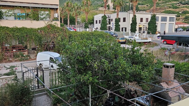 Un quartier résidentiel avec un immeuble doté d’un balcon agrémenté d’une balustrade.