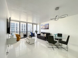 TV, ping pong, offices - Beach Paradise with Free Valet parking and Ocean Front (Hollywood)