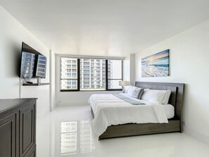 1 bedroom, desk, soundproofing, iron/ironing board - Beach Paradise with Free Valet parking and Ocean Front (Hollywood)