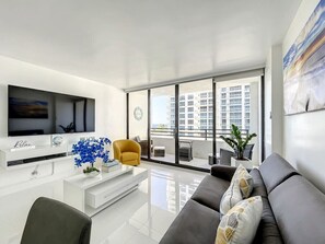 TV, ping pong, offices - Beach Paradise with Free Valet parking and Ocean Front (Hollywood)