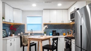 Kaffetrakter/tekoker, kjøleskap, mikrobølgeovn og ovn