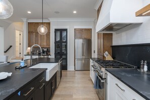 冷蔵庫、電子レンジ、オーブン、コンロ