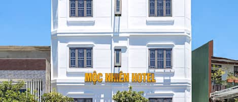 Vista frontal de la propiedad