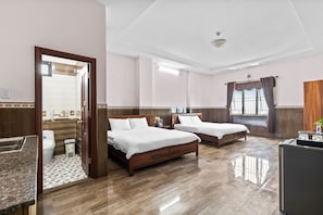 Habitación cuádruple familiar | Escritorio, wifi gratis, ropa de cama