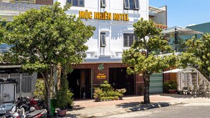 Un immeuble à plusieurs étages, sur lequel on peut lire l’inscription « MOC NHIEN HOTEL » en haut.