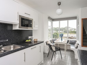 Fridge, dishwasher, electric kettle, toaster - Ivy Cottage (Porthmadog)