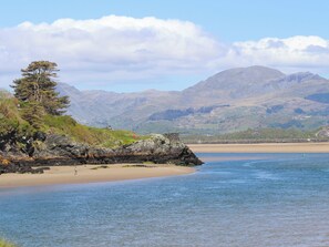 Beach nearby - Ivy Cottage (Porthmadog)