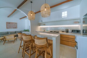 Villa Deluxe | Cuisine privée | Réfrigérateur, micro-ondes, plaque de cuisson, grille-pain