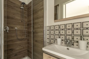 Dusche, Haartrockner, Bidet