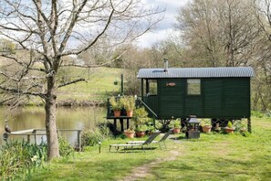 Property grounds - Cosy, peaceful & secluded lakeside cabin. BBQ, Firepit, Fishing, Dogs welcome. (Hadlow Down)
