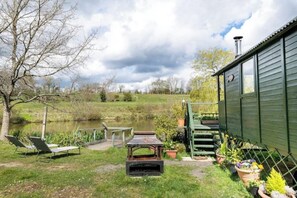 Terrace/patio - Cosy, peaceful & secluded lakeside cabin. BBQ, Firepit, Fishing, Dogs welcome. (Hadlow Down)