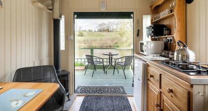 Cosy, peaceful & secluded lakeside cabin. BBQ, Firepit, Fishing, Dogs welcome.