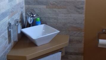 Een douche, een haardroger, handdoeken, zeep