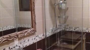 Douche, sĂšche-cheveux, serviettes fournies, savon