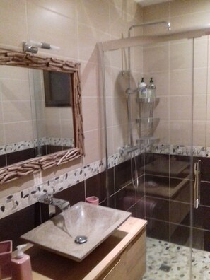 Douche, sèche-cheveux, serviettes fournies, savon