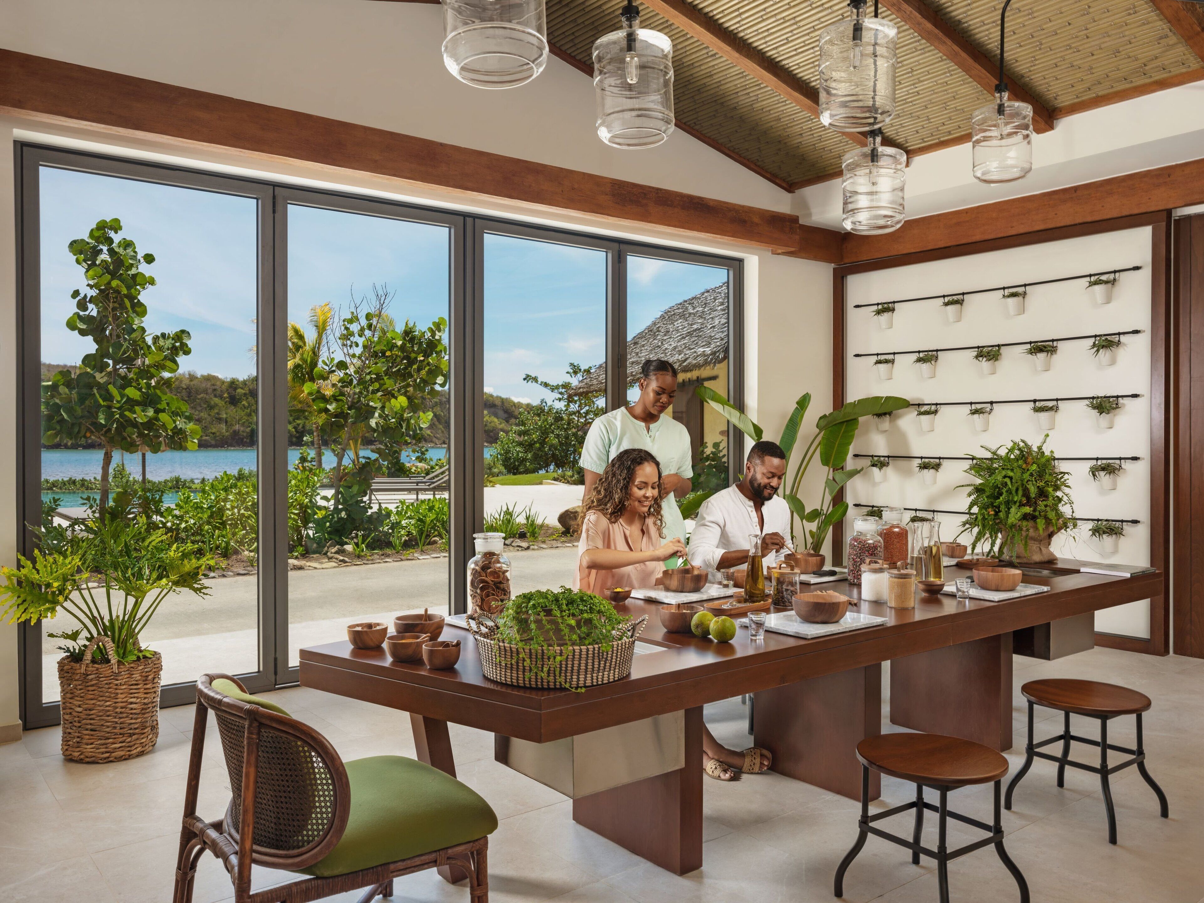 3 restaurantes; se sirve desayuno, almuerzo, cena y brunch