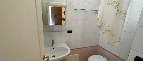 Haartrockner, Handtücher, Seife, Toilettenpapier