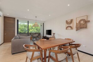 Apartamento Deluxe | Cocina privada | Frigorífico grande, microondas, horno y placa de cocina