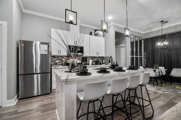 Fridge, microwave, oven, stovetop - "Charming 2-Story Galactic Escape: Med Center, NRG, Downtown & Galleria" 🚀🏡 (Houston)