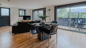 TV, offices - Timber Lodge - sleeps 2 guests  in 1 bedroom (Near Oxford)